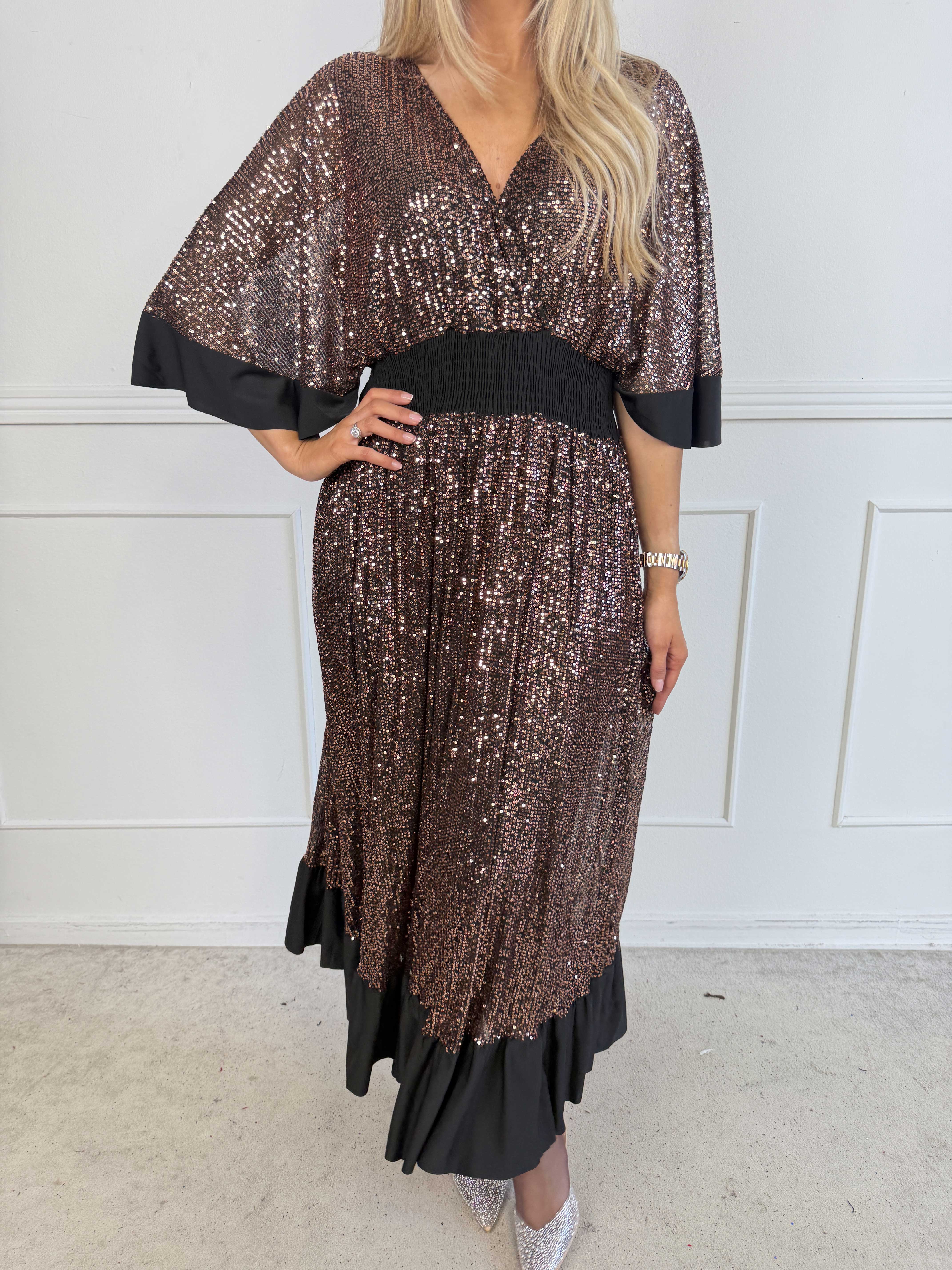 Pamela Glitter - Lang pailletkjole med flæser og smock